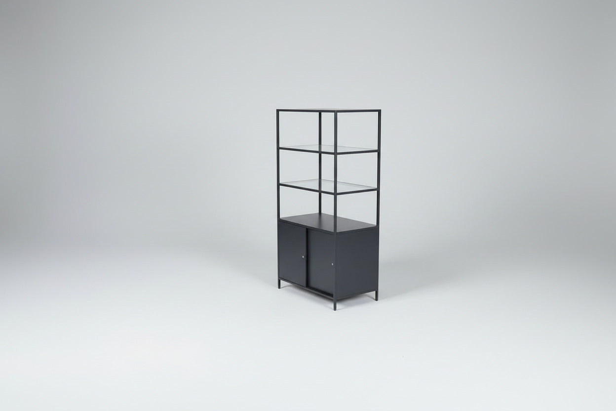 IKEA skab med skydedøre i antracitgrå set i skrå vinkel